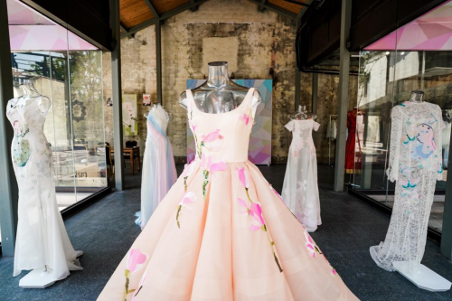 ԺʱװԲչ٣mLANYU 2025߶ԡȾ䡹дǧŵľʫƪ