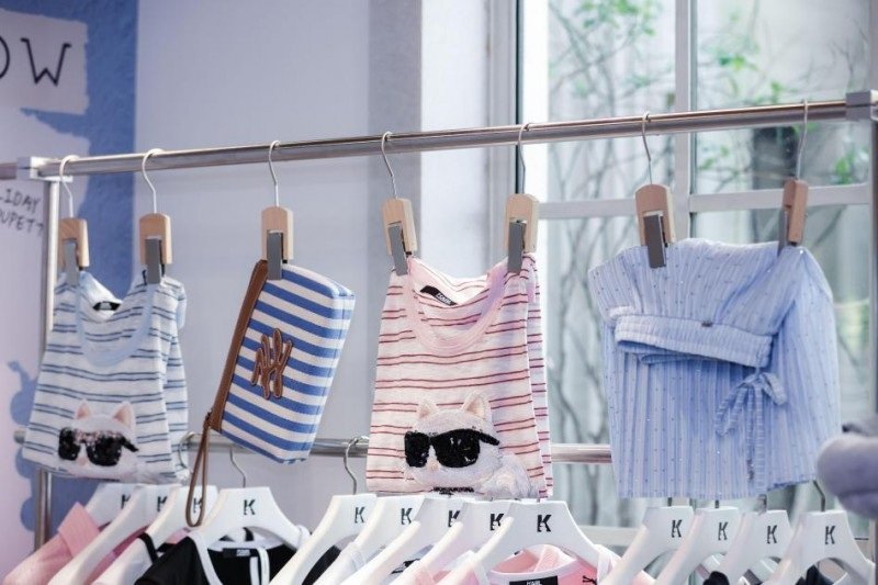 Choupette�ս���ͷ��KARL LAGERFELD�Ϻ���ʱ����������Ļ